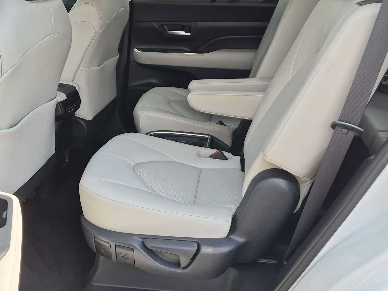 Used 2025 Toyota Grand Highlander AWD image 21