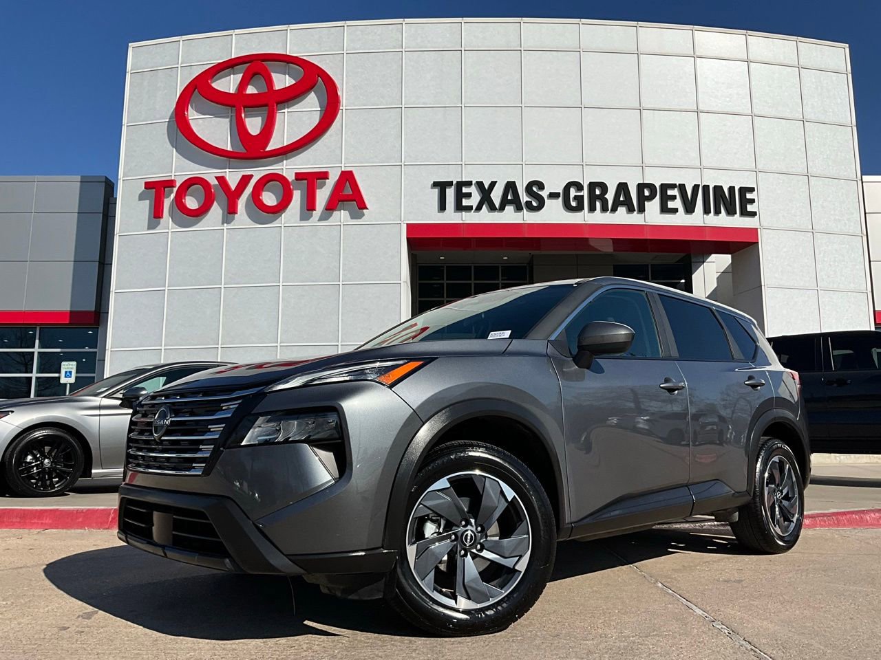 Used 2025 Nissan Rogue SV image 2