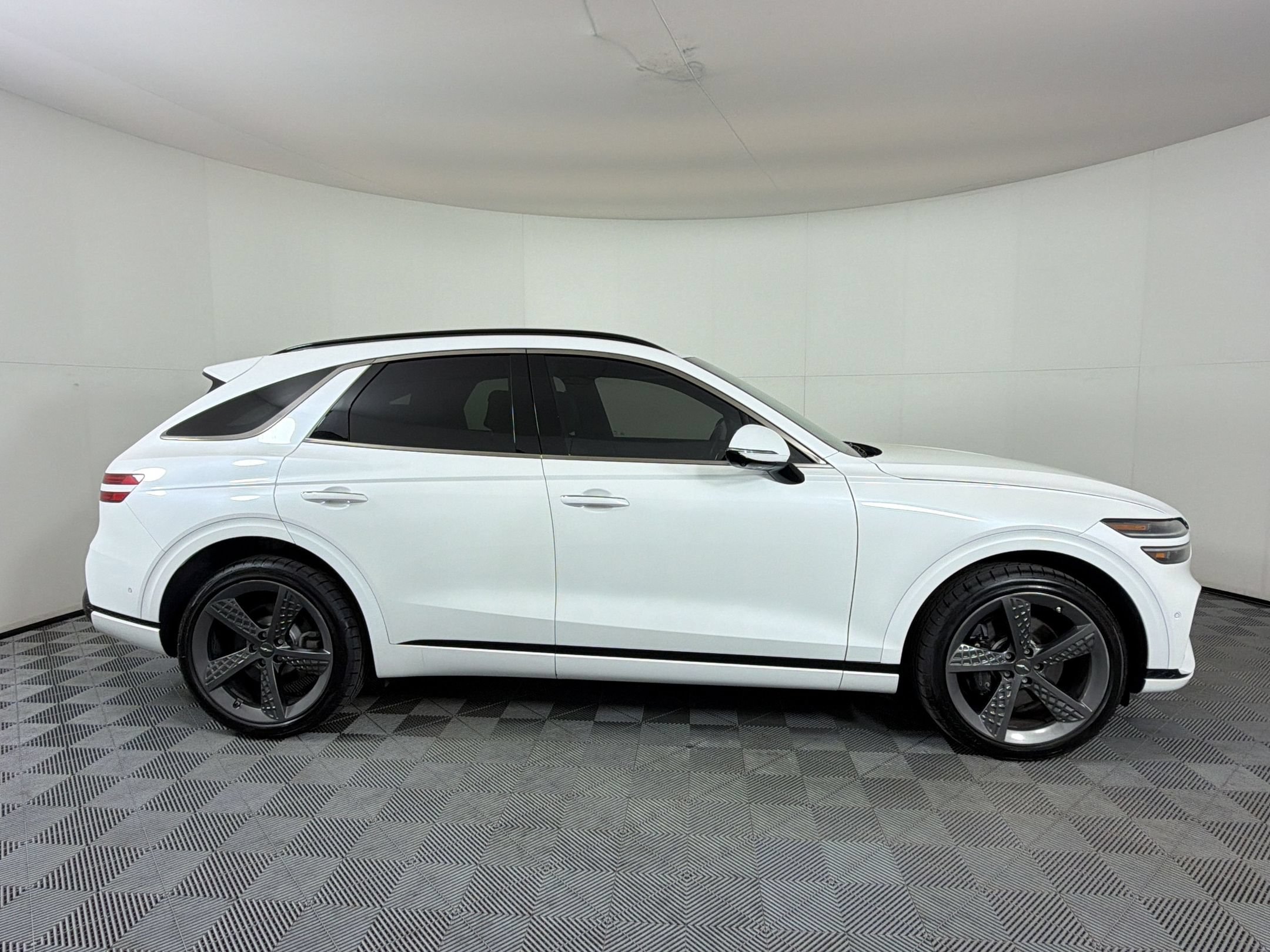 Used 2022 Genesis GV70 3.5T Sport w/ Sport Prestige Package AWD/4WD image 9