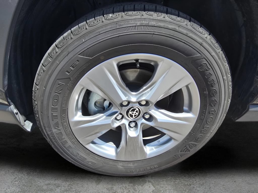 Used 2025 Toyota RAV4 LE AWD/4WD image 30