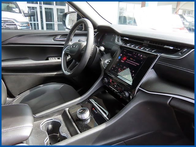 Certified 2025 Jeep Grand Cherokee Altitude image 8