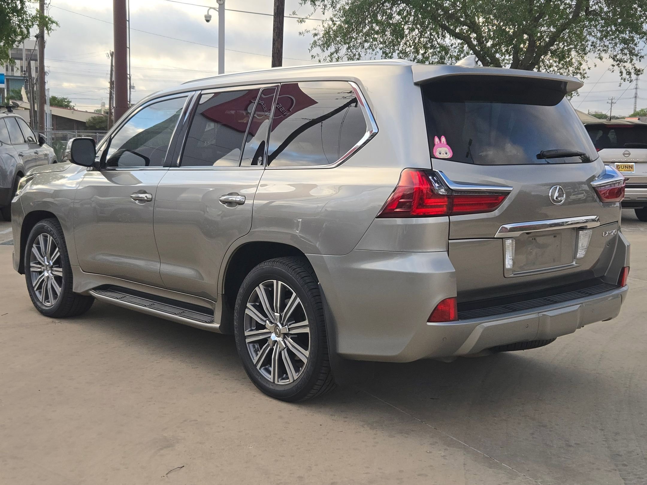 Used 2016 Lexus LX 570 4WD w/ Luxury Package image 5