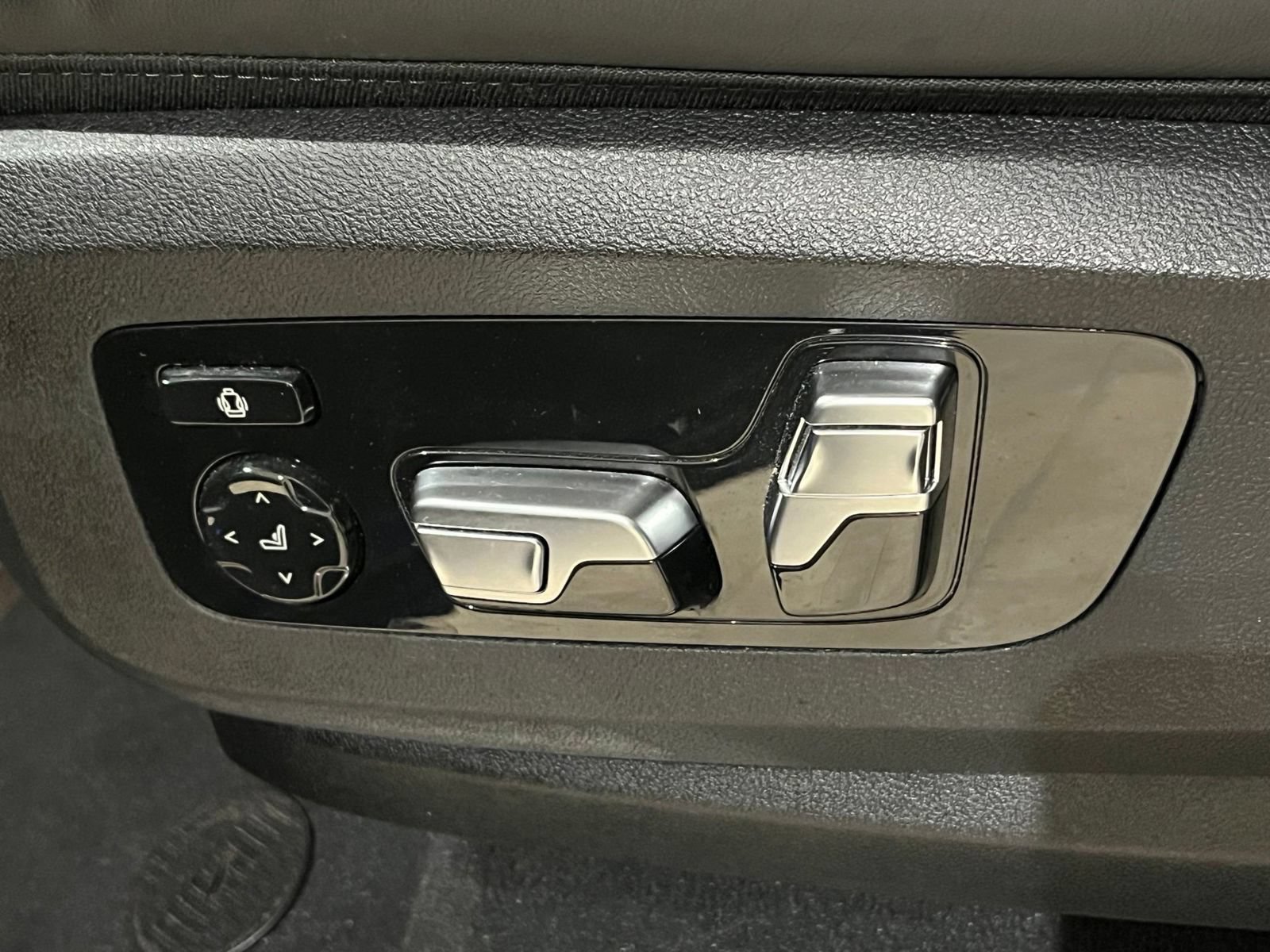 Used 2025 BMW X7 M60i AWD/4WD image 17