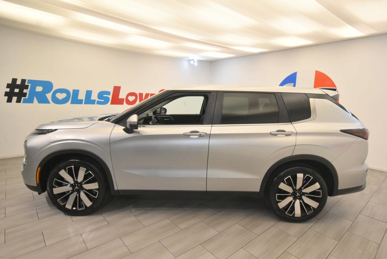 Used 2025 Mitsubishi Outlander SE image 2