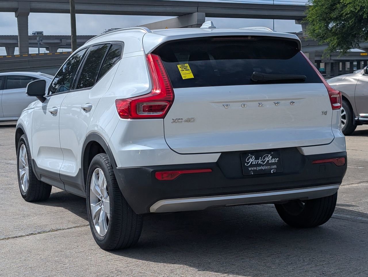 Used 2022 Volvo XC40 T4 Momentum image 4