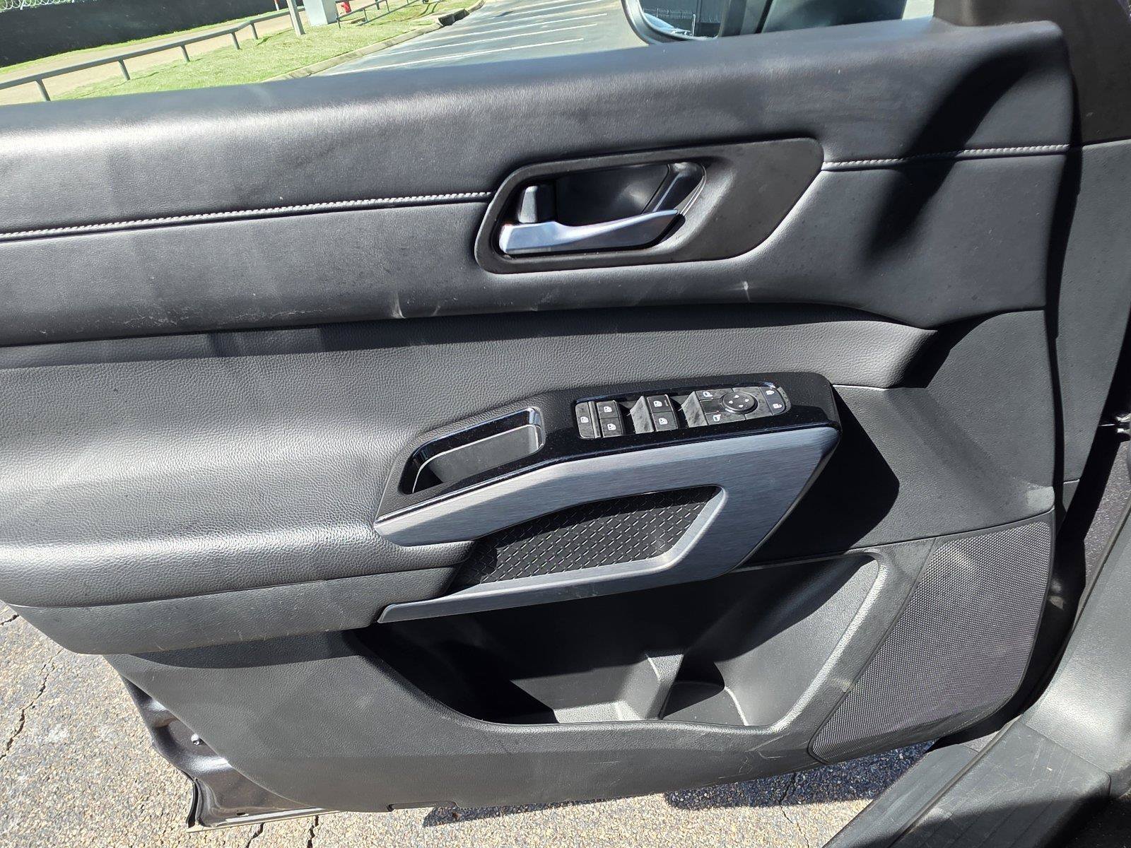 Used 2025 Nissan Pathfinder SL w/ SL Premium Package FWD image 25