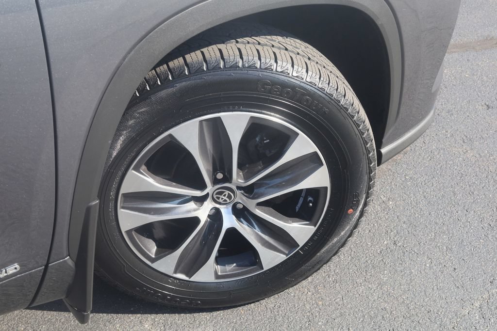 Used 2020 Toyota Highlander XLE AWD/4WD image 12