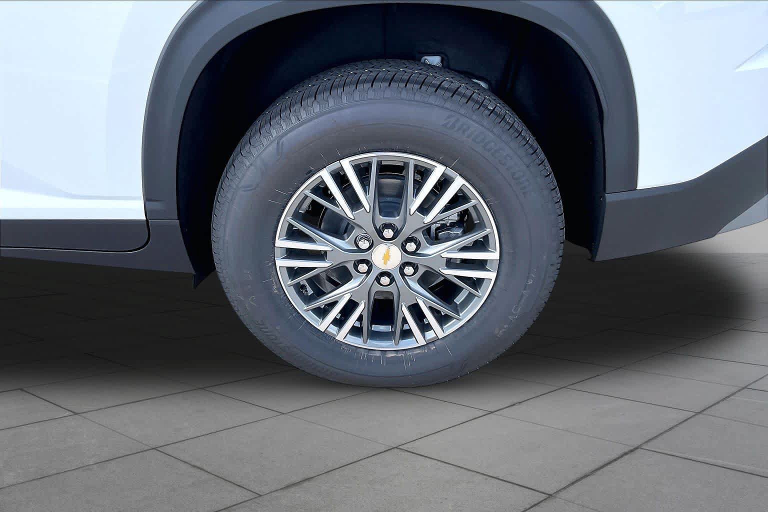 New 2027 Chevrolet Traverse LT w/ Driver Confidence Package FWD image 12
