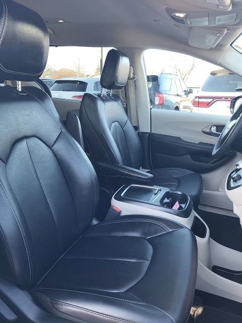 Used 2024 Chrysler Pacifica Touring-L image 19
