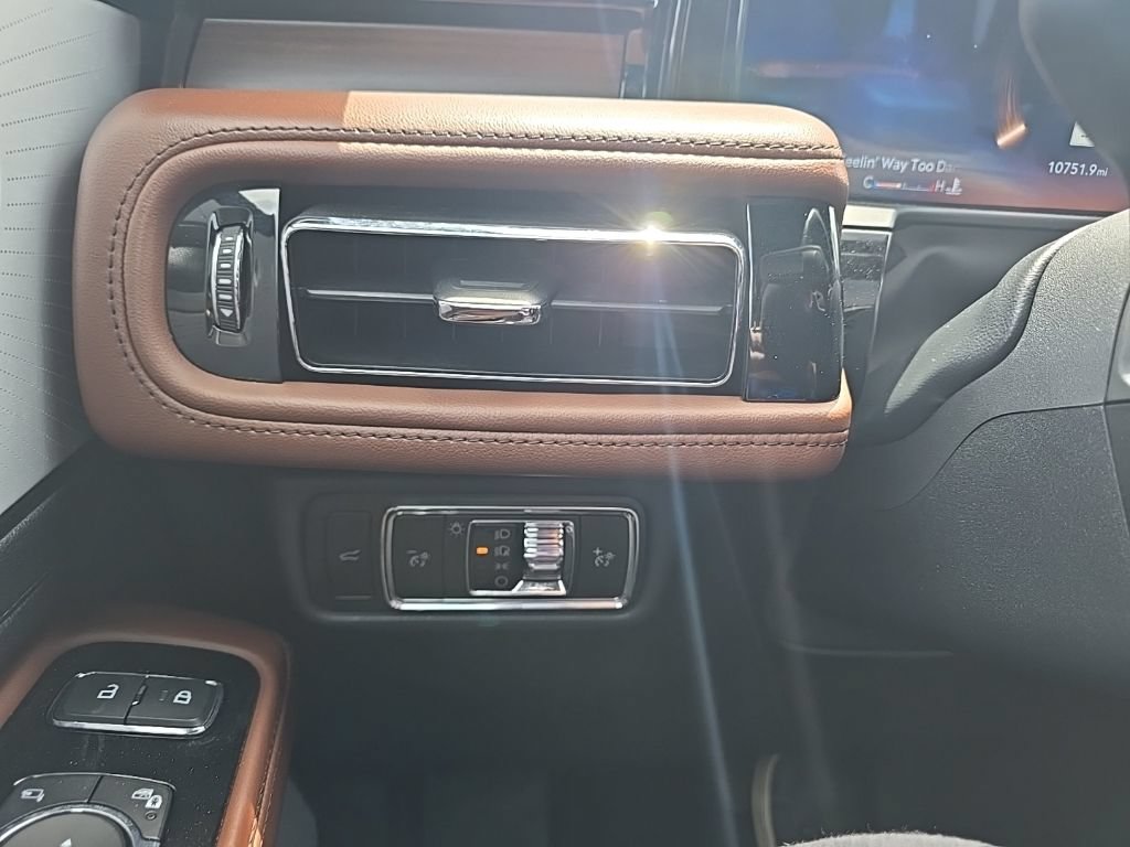 Used 2025 Lincoln Aviator Reserve w/ Luxury Package AWD/4WD image 30