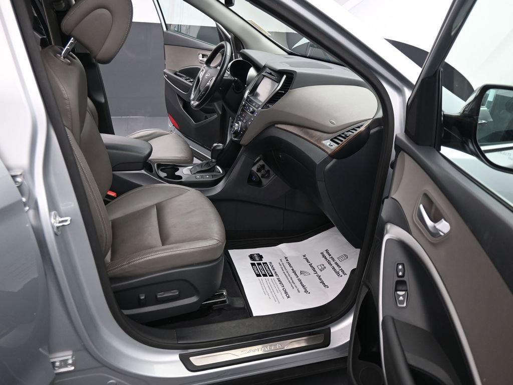 Used 2017 Hyundai Santa Fe SE image 25