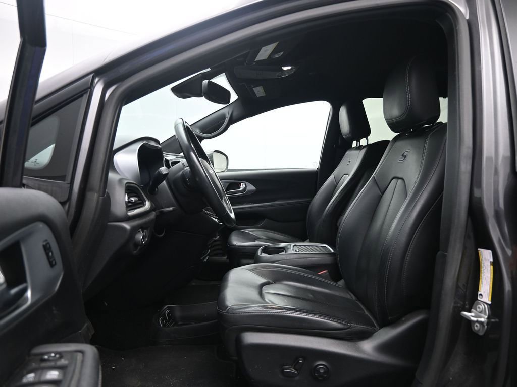 Used 2020 Chrysler Pacifica Touring-L Plus FWD image 18