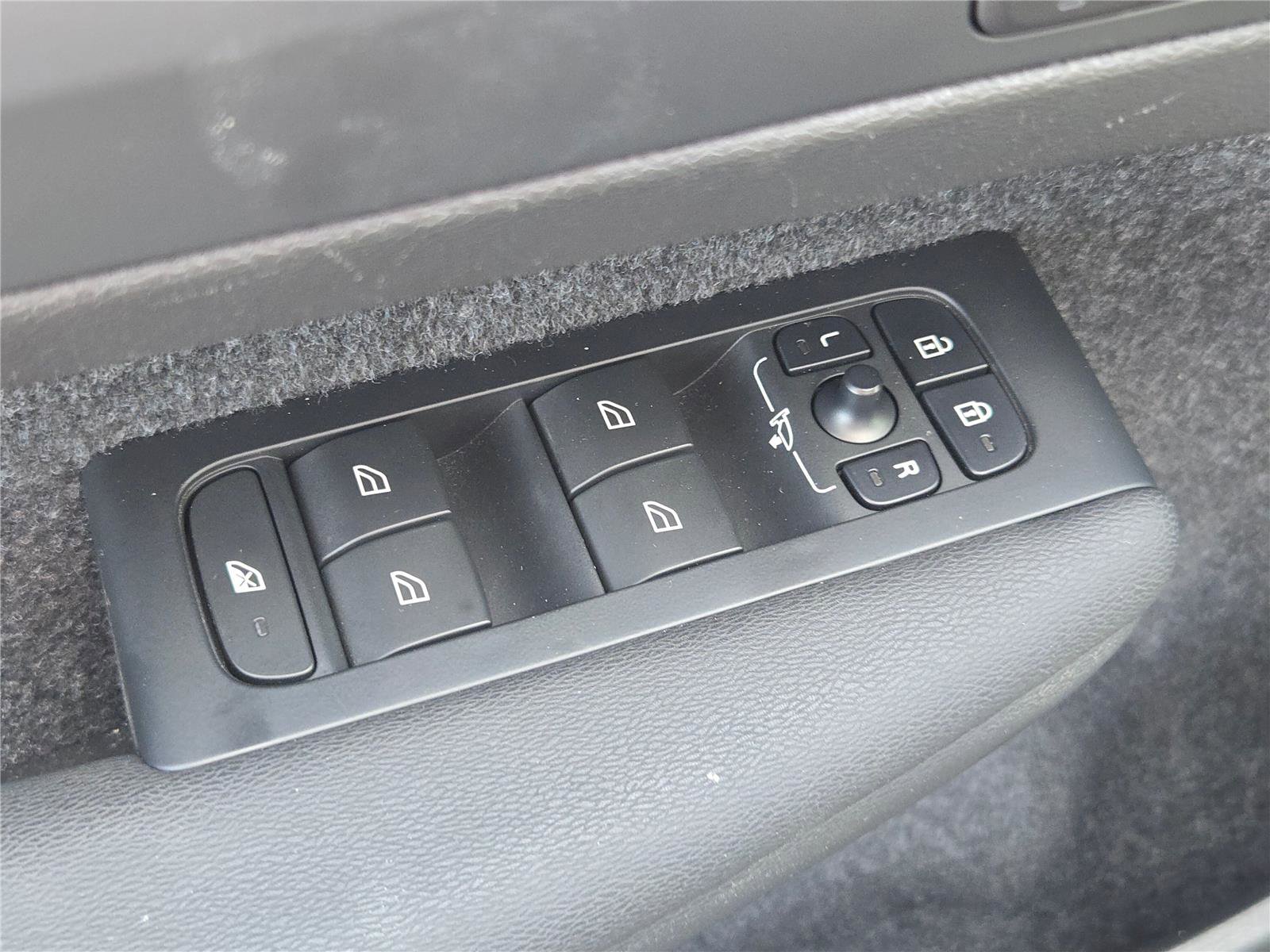 Used 2024 Volvo XC40 B5 Core image 25