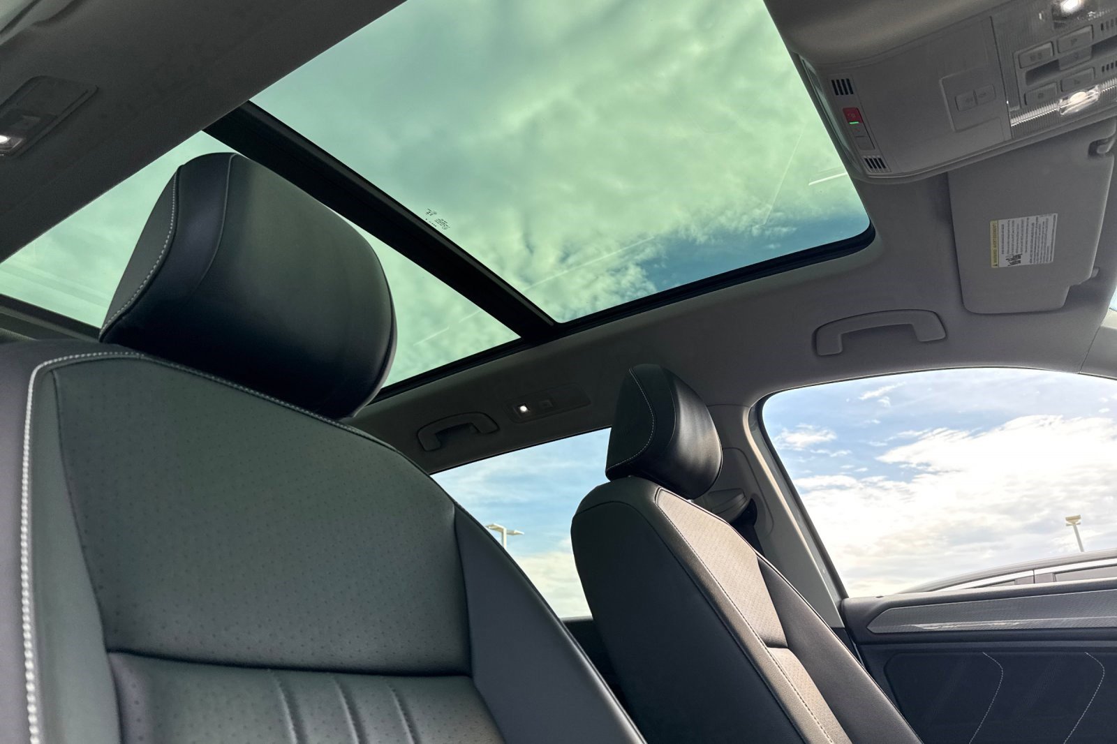 Used 2024 Volkswagen Tiguan SE image 15