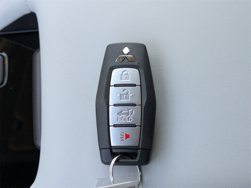 New 2025 Mitsubishi Outlander SE image 30