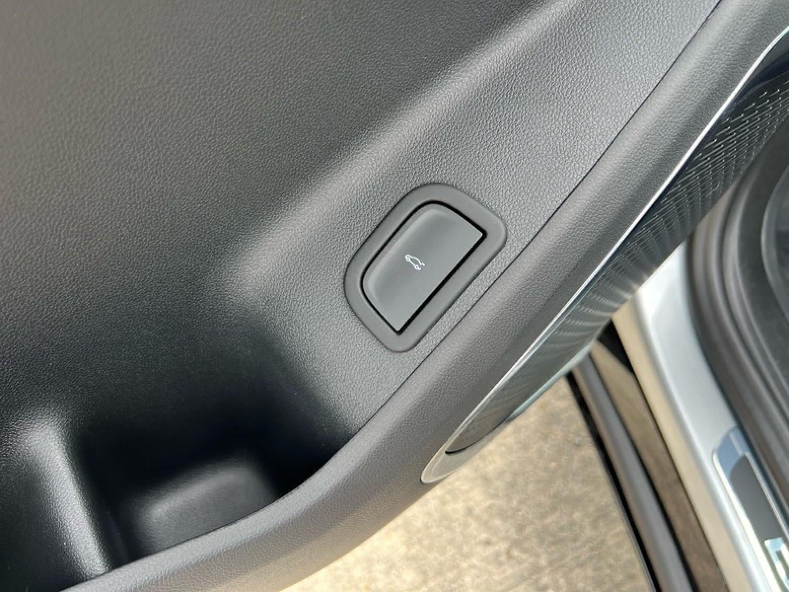 New 2026 GMC Acadia Denali Ultimate w/ LPO, Floor Liner Package FWD image 28