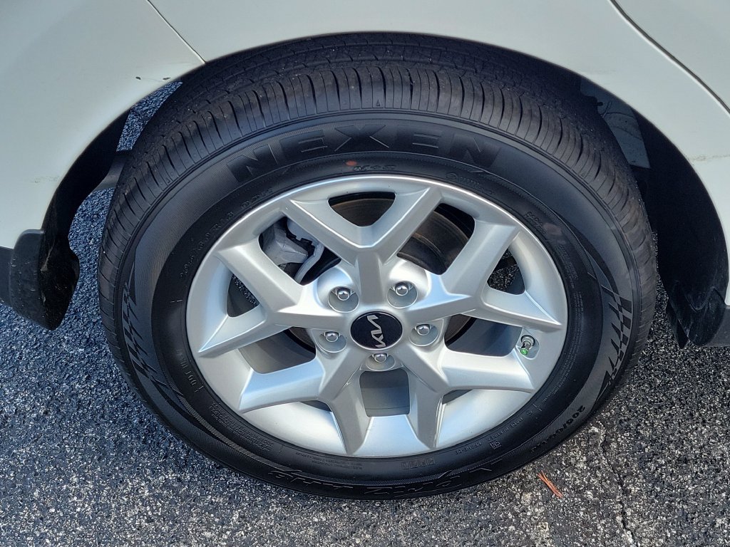 Used 2025 Kia Soul LX w/ LX Technology Package FWD image 7