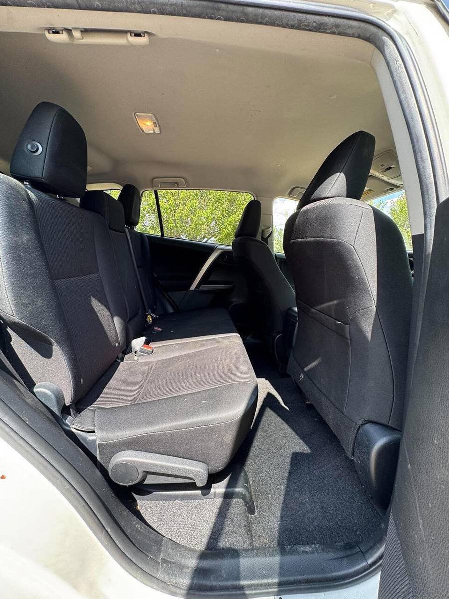 Used 2018 Toyota RAV4 LE FWD image 13