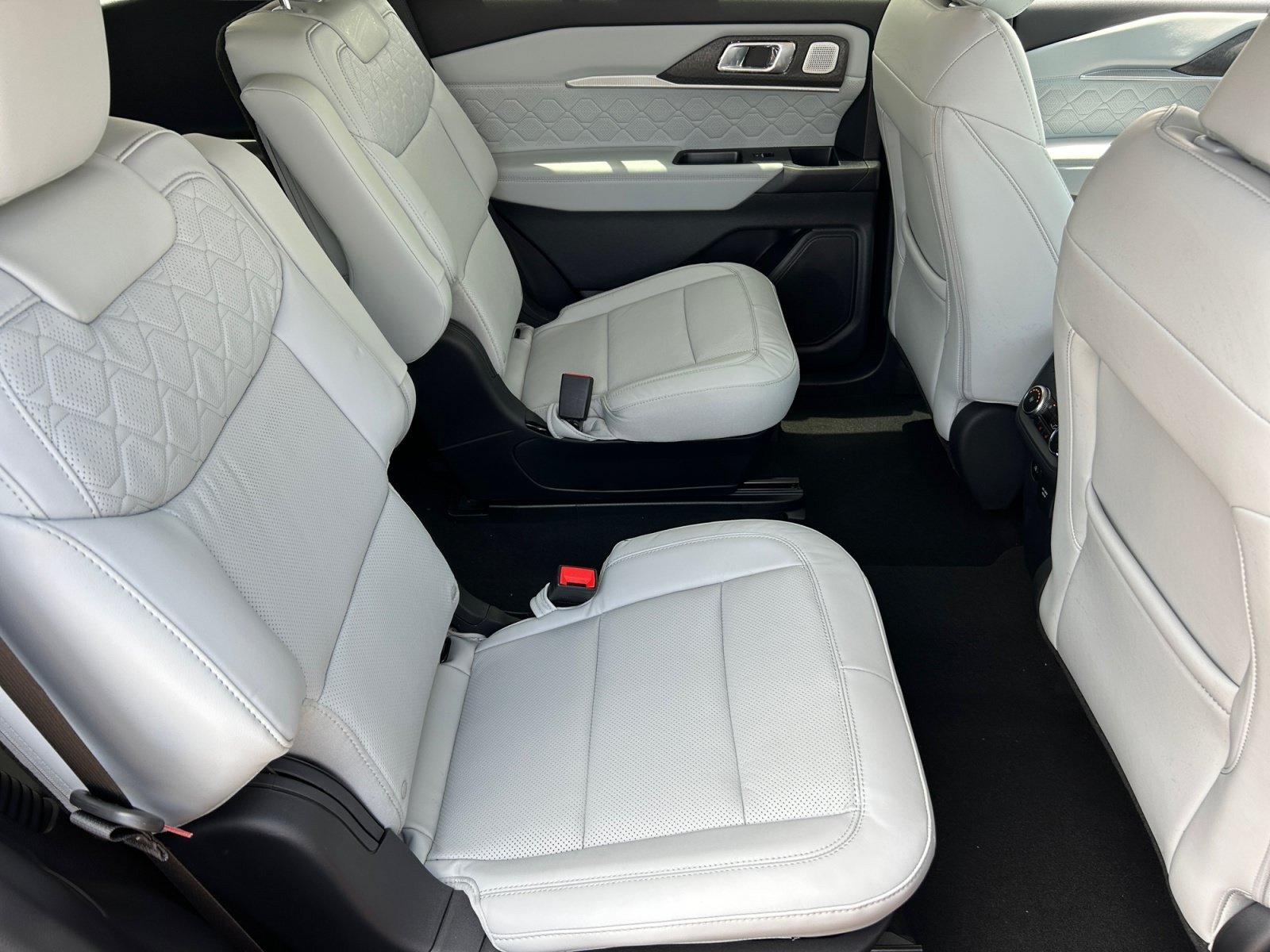 New 2026 Ford Explorer Platinum w/ LUX Leather Package AWD/4WD image 18