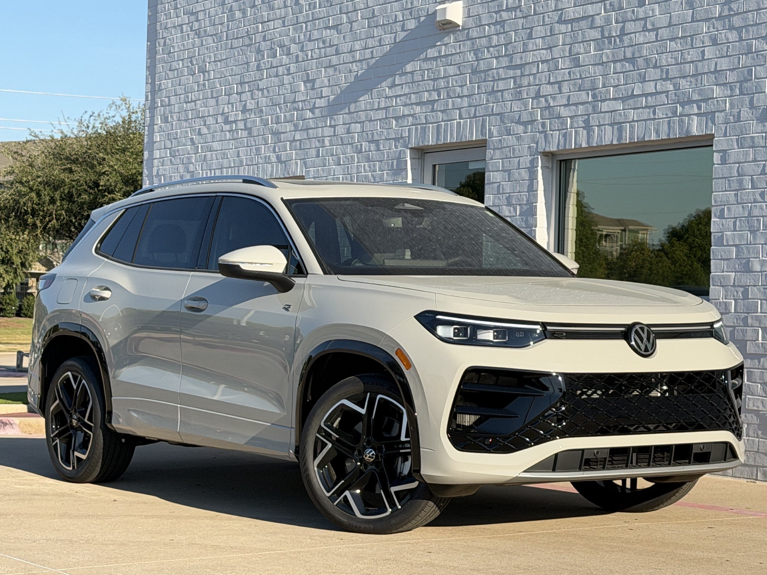 New 2026 Volkswagen Tiguan SEL R-Line AWD/4WD image 2