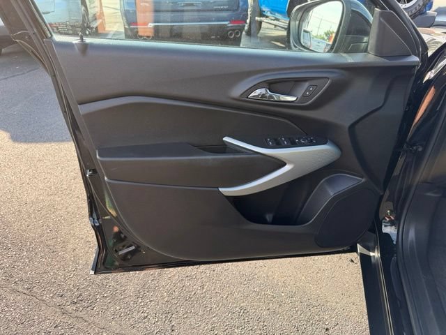Used 2025 Chevrolet Trax RS w/ Sunroof Package FWD image 18
