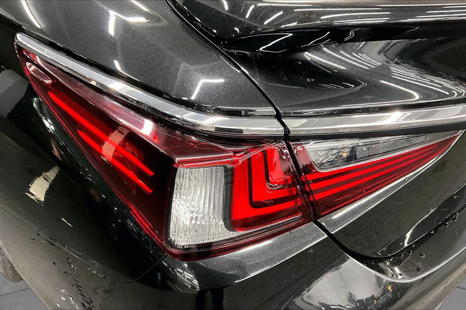 Used 2025 Lexus ES 300h w/ Premium Package FWD image 29