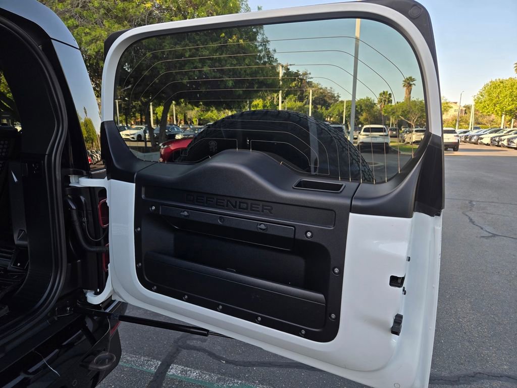 Used 2023 Land Rover Defender 90 X-Dynamic SE image 37