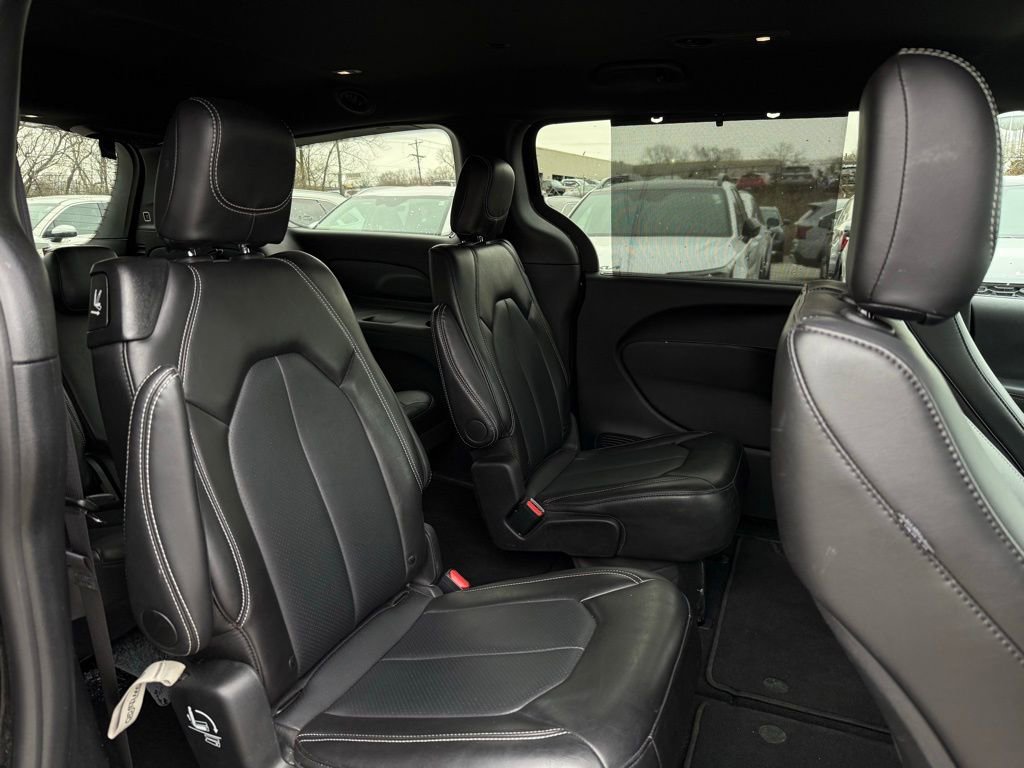 Used 2025 Chrysler Pacifica Select FWD image 16
