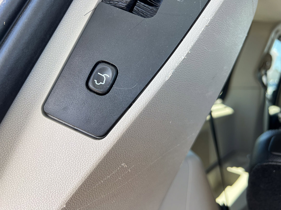 Used 2013 Chrysler Town & Country Touring-L w/ Driver Convenience Group FWD image 8