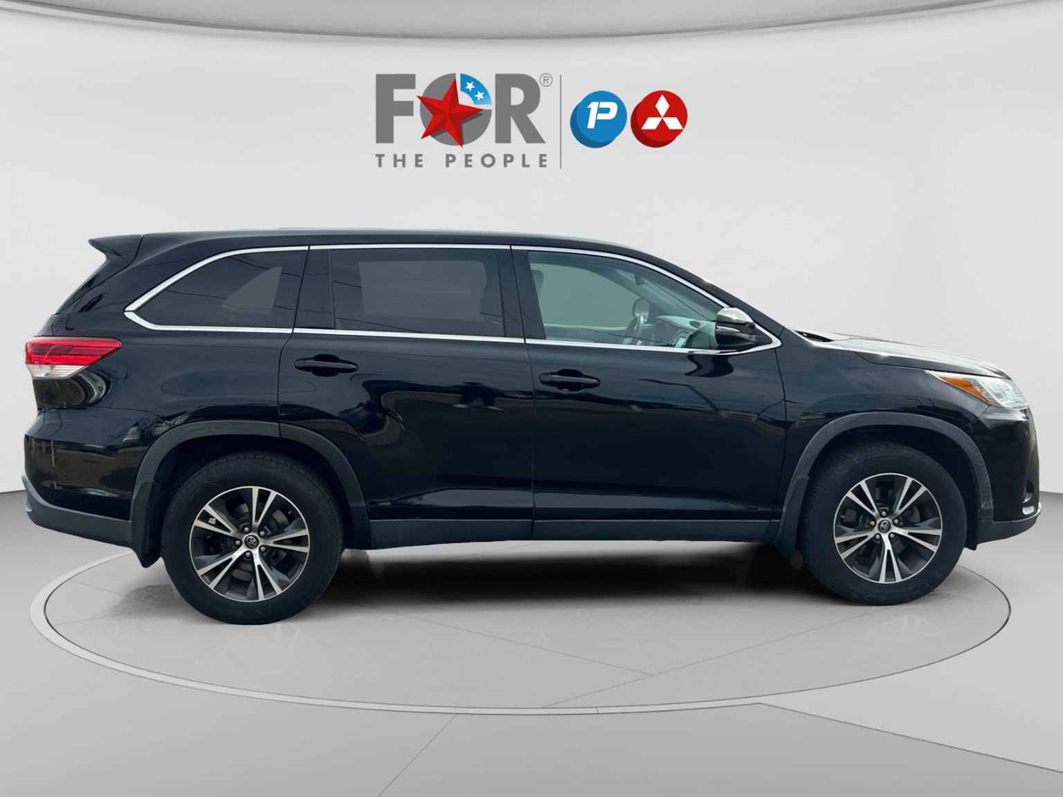 Used 2019 Toyota Highlander LE w/ Carpet Mat Package (TMS) FWD image 6
