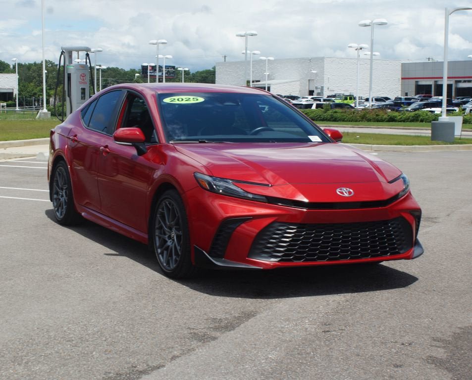 Used 2025 Toyota Camry SE FWD image 2