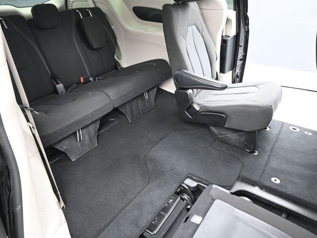 Used 2023 Chrysler Voyager LX image 39