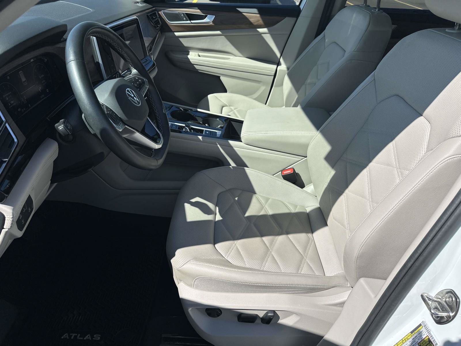 Used 2024 Volkswagen Atlas SE AWD/4WD image 19