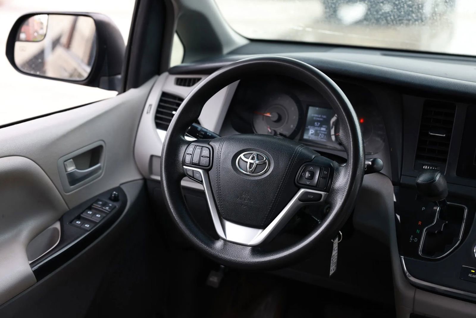Used 2015 Toyota Sienna LE FWD image 30
