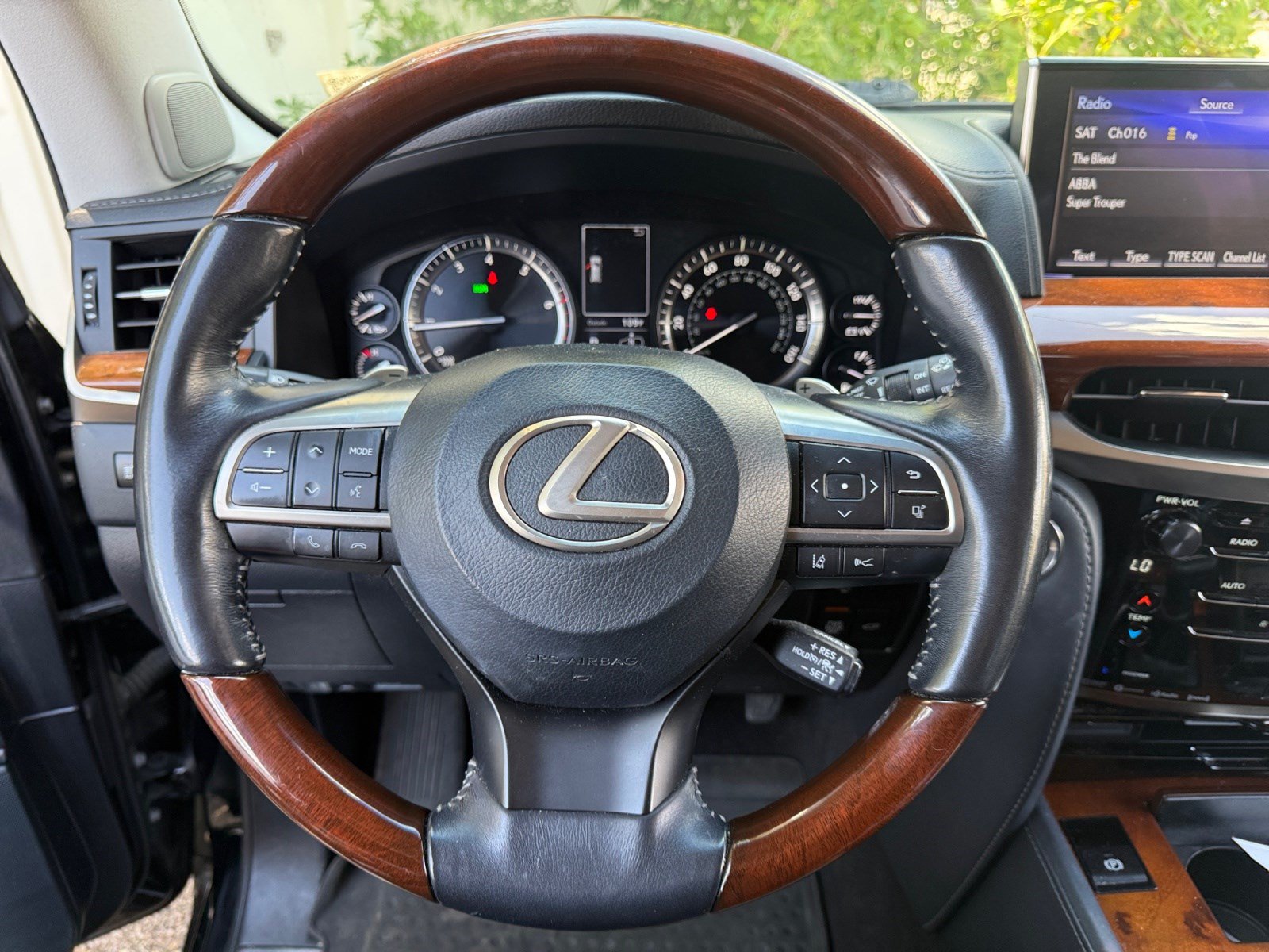 Used 2020 Lexus LX 570 4WD w/ Luxury Package image 9
