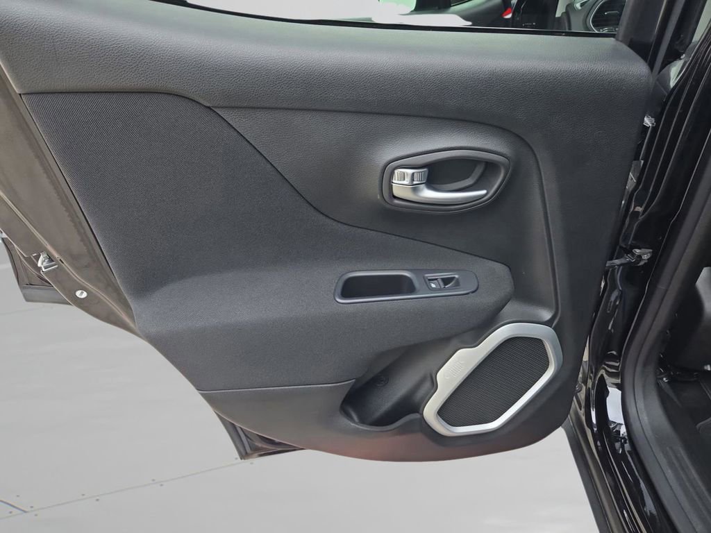 Used 2018 Jeep Renegade Latitude image 17