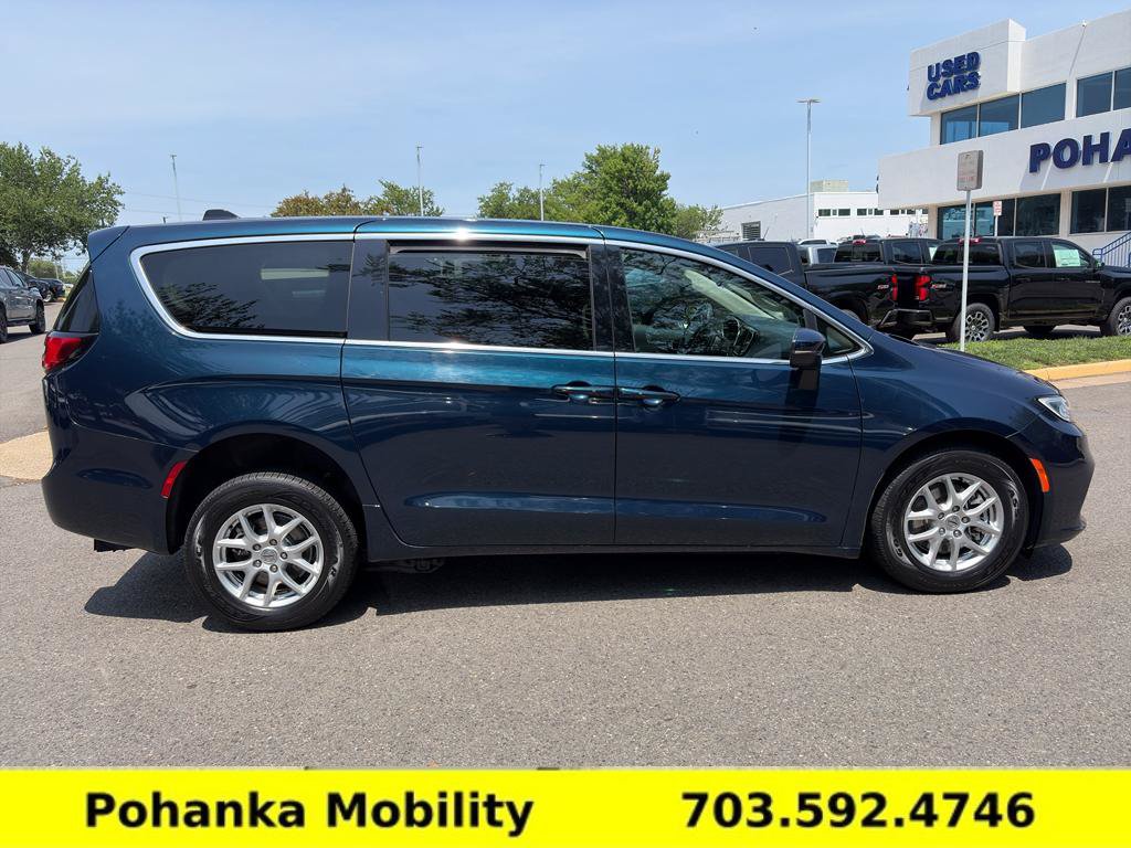 Used 2023 Chrysler Pacifica Touring-L FWD image 11