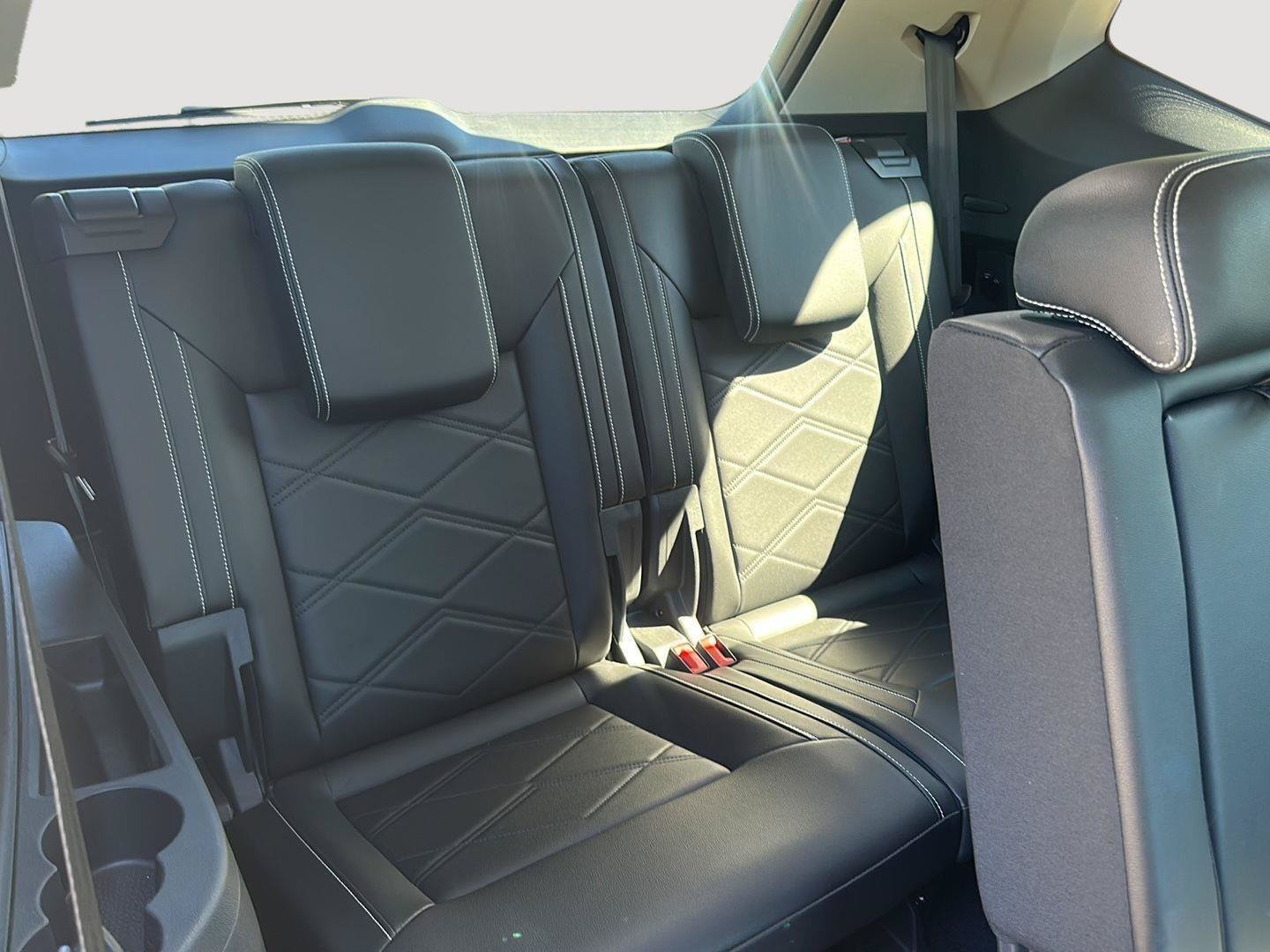 Used 2025 Volkswagen Atlas SE AWD/4WD image 15