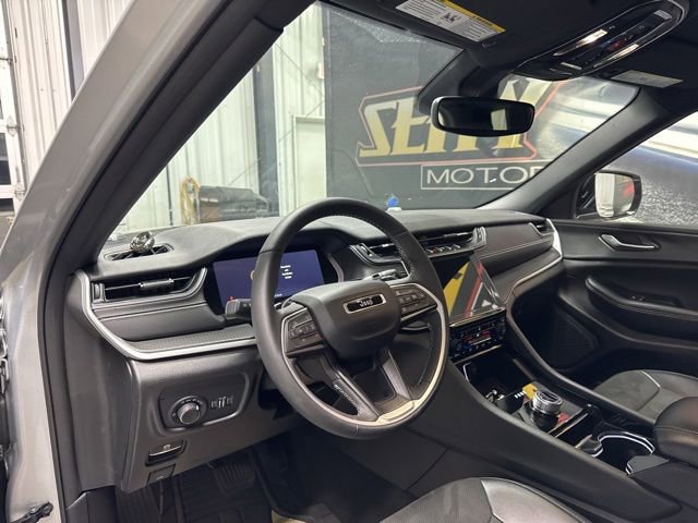 Used 2023 Jeep Grand Cherokee L Altitude AWD/4WD image 5