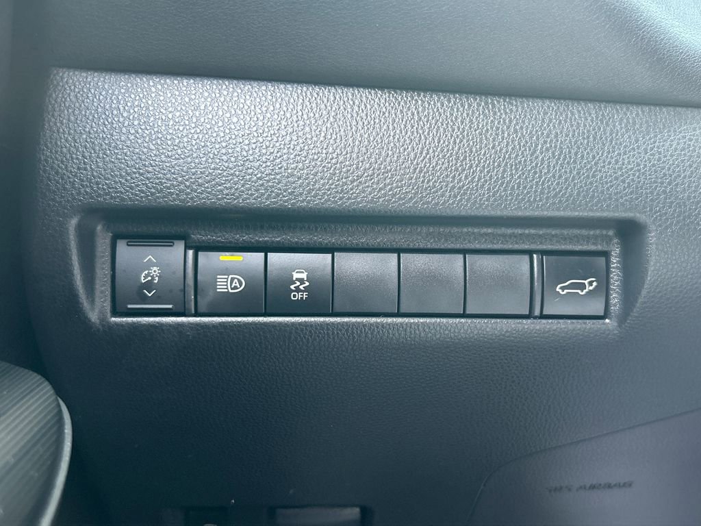 Used 2024 Toyota Venza XLE image 19