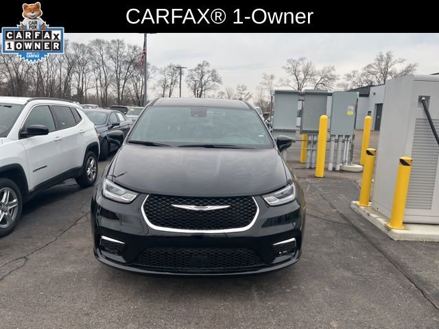 Used 2025 Chrysler Pacifica Select image 2