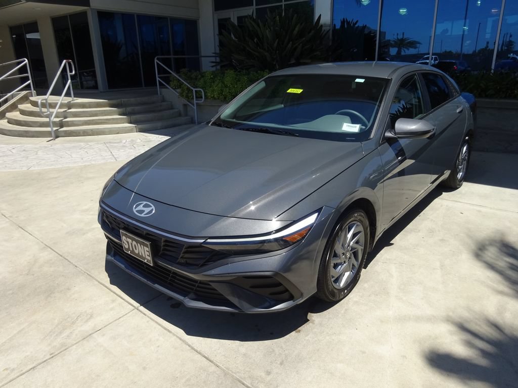 Used 2025 Hyundai Elantra Hybrid FWD image 3