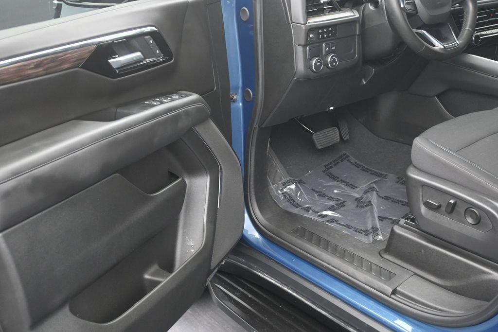 Used 2025 Chevrolet Suburban LS RWD image 10