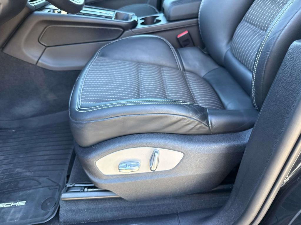 Used 2023 Porsche Macan Turbo image 16