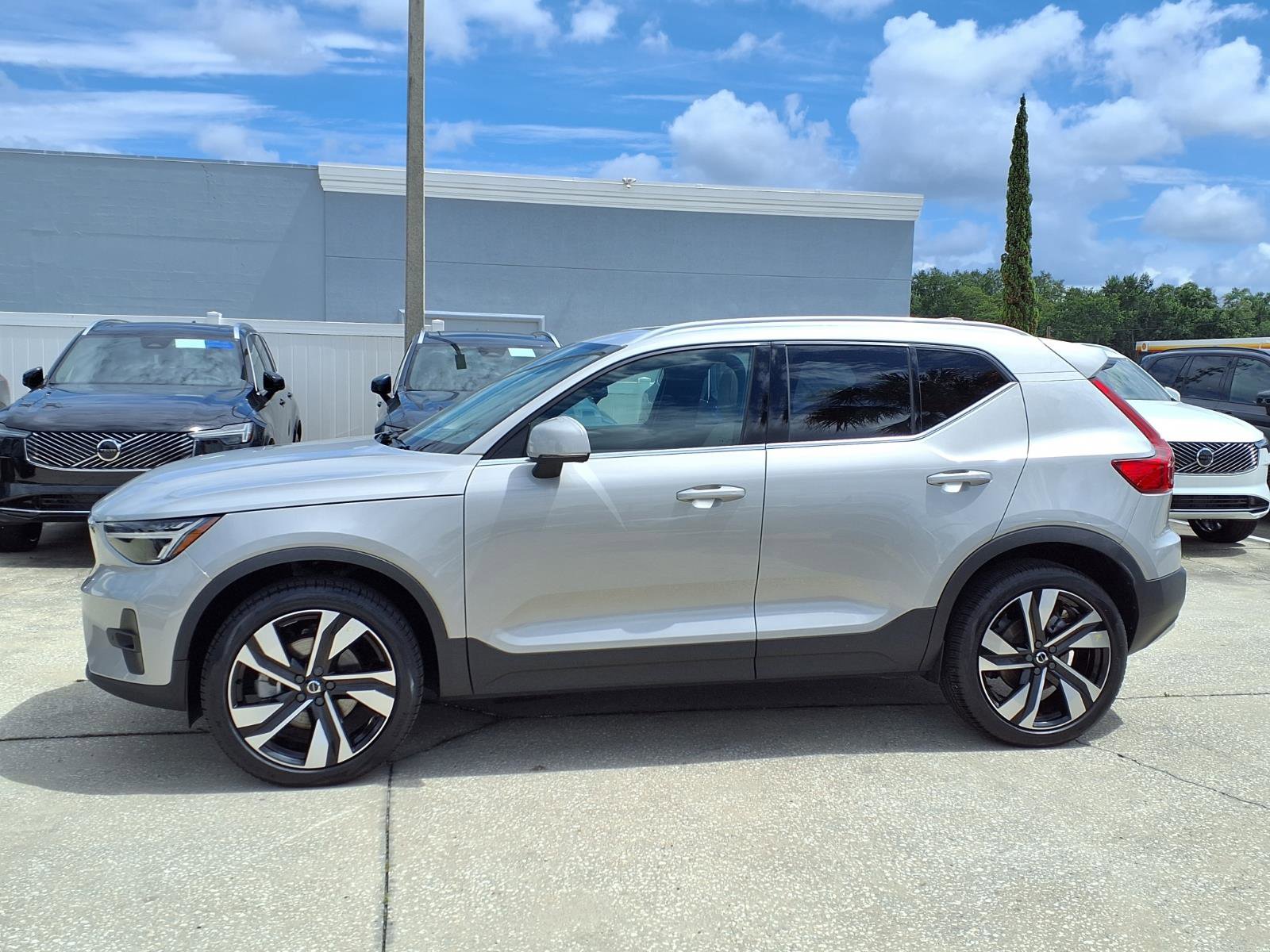 Certified 2023 Volvo XC40 B5 Plus w/ Protection Package Premier AWD/4WD image 4