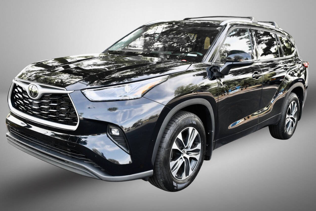 Used 2022 Toyota Highlander XLE AWD/4WD image 3