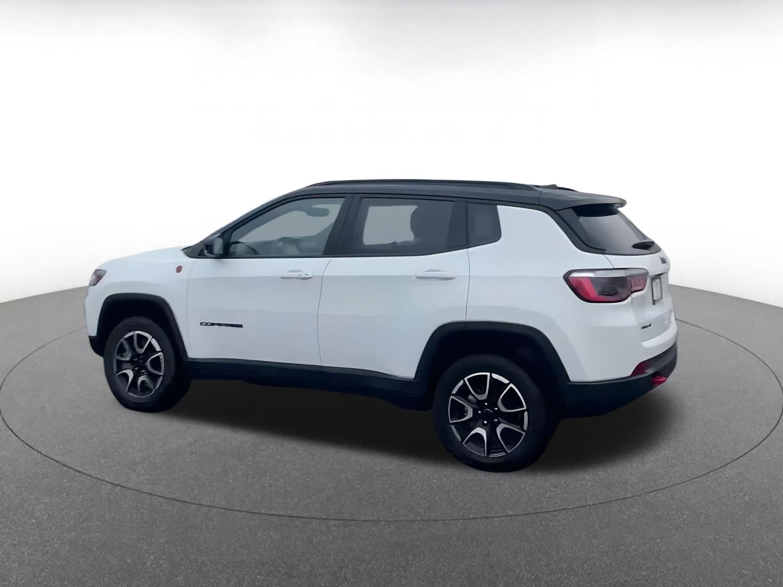 Used 2025 Jeep Compass Trailhawk image 10