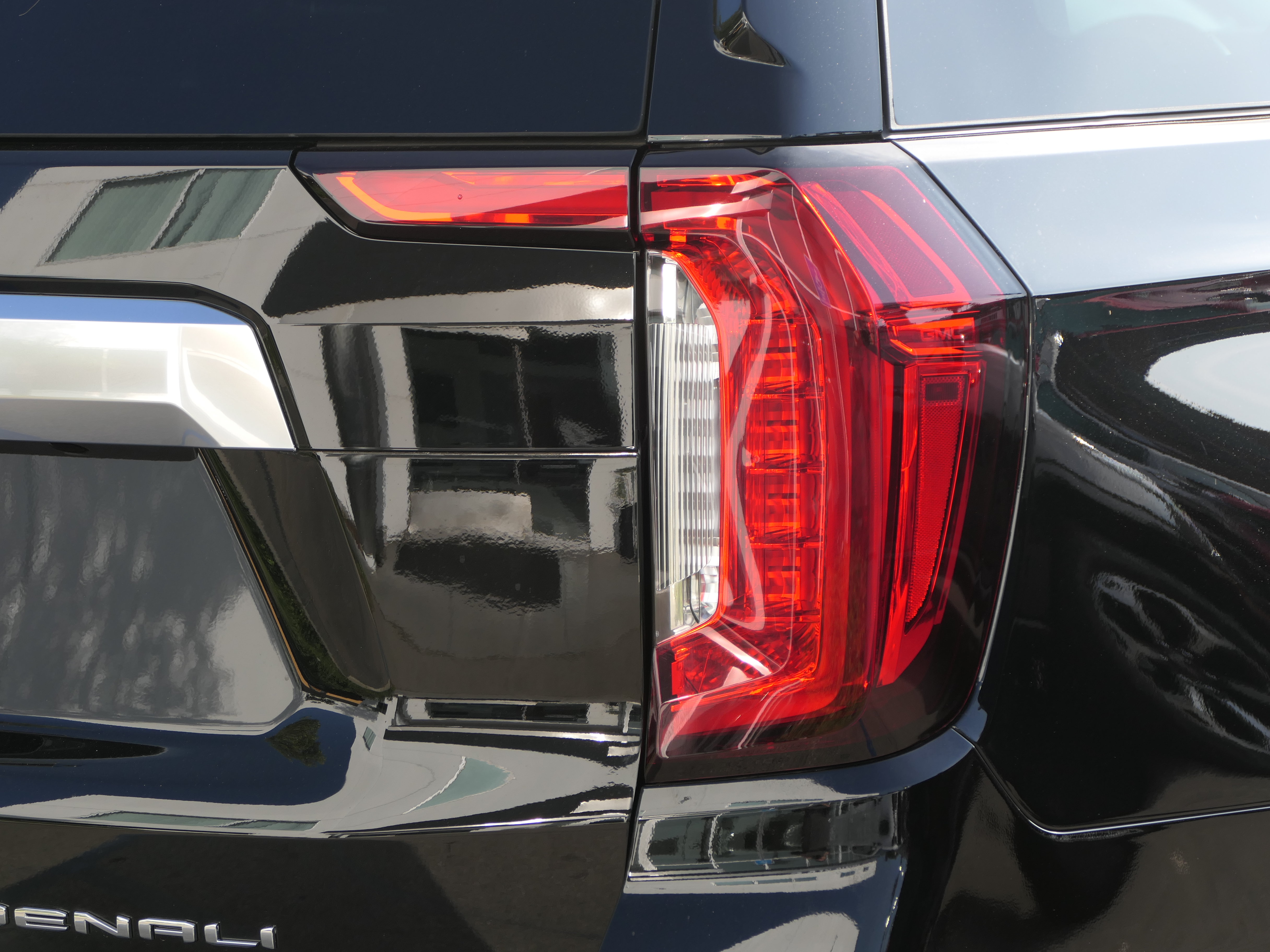 Used 2023 GMC Yukon Denali RWD image 6
