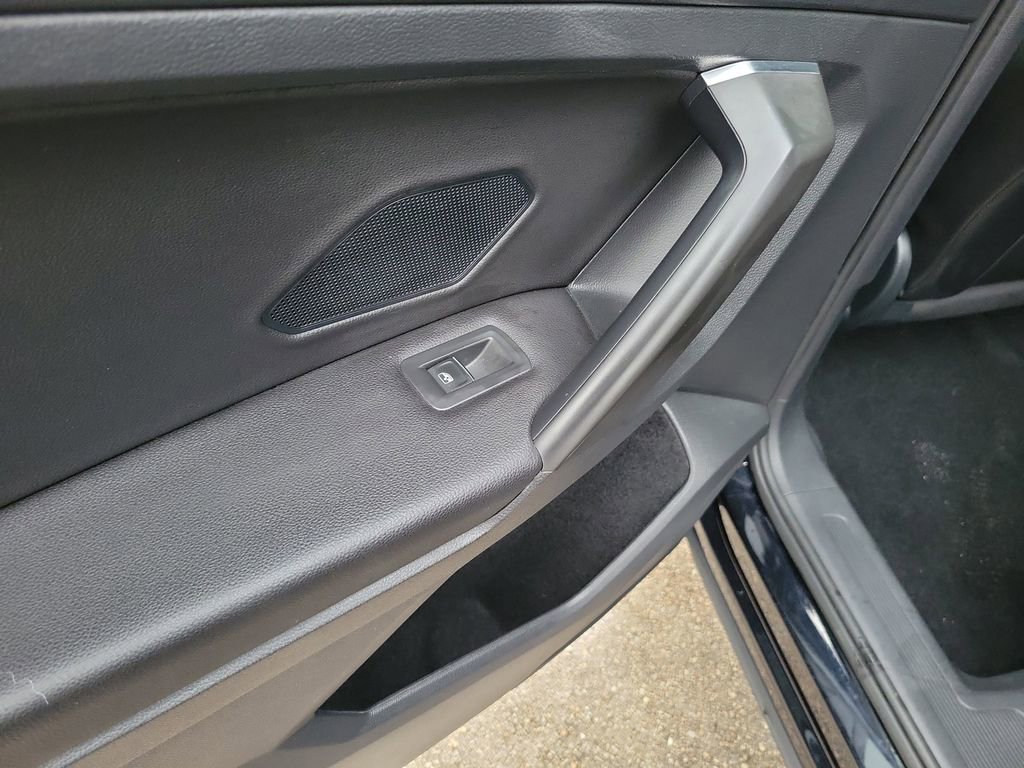 Certified 2021 Volkswagen Tiguan SE R-Line image 12