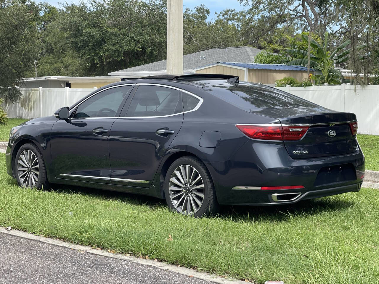 Used 2017 Kia Cadenza Technology image 3
